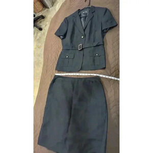 Womens black short sleeve linen business suit w/belt by John Mayer size 12 NWOT